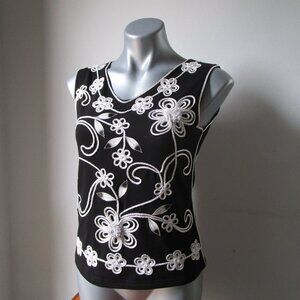 Sleeveless black blouse w applique rope flowers. Lauren Michelle size M.